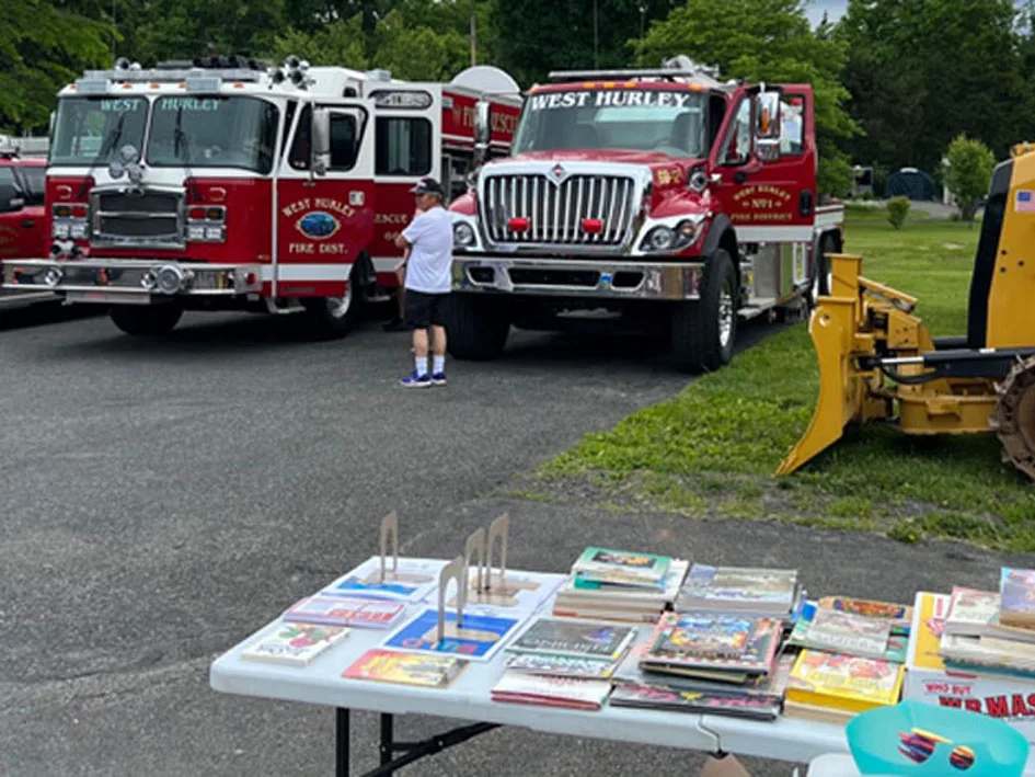 Trucks_lib table8x6x300 Kids are enjoying the trucks